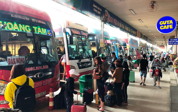 Đây có thể là dịp phục vụ hành khách Tết cuối cùng của bến xe Miền Đông tồn tại hơn 30 năm qua ở TP HCM vì từ quý 1/2019, bến xe này sẽ chinh thức được di dời về quận 9, cửa ngõ phía Đông TP.