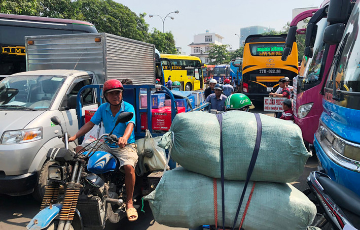 Cảnh tấp nập tại bến xe lớn nhất miền Nam trưa 24 Tết Kỷ Hợi.