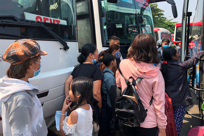 Những chuyến xe về các tỉnh miền Trung như Bình Định, Phú Yên, Quảng Ngãi, Quảng Nam, Thừa Thiên - Huế, Quảng Bình, Quảng Trị... luôn chật kín hành khách.