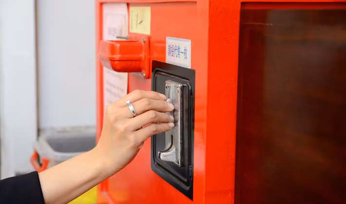 Bỏ đồng xu vào máy xin xăm...