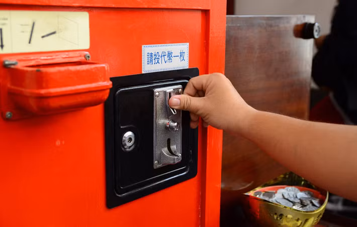 Tuy đây là cách xin xăm mới lạ nhưng đa số người xin xăm đều tỏ ra rất thành tâm với mong muốn có được quẻ xăm tốt. 