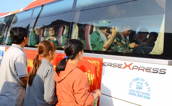 Phút bịn rịn với người thân khi xe lăn bánh.