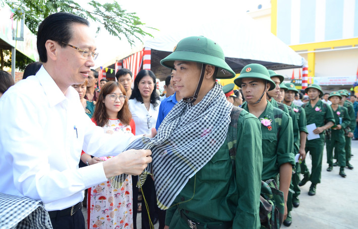 Đợt này, TP HCM được giao tuyển chọn và gọi 4.421 thanh niên nhập ngũ và thực hiện nghĩa vụ tham gia Công an nhân dân về 24 đầu mối đơn vị. Lãnh đạo TP HCM đã đến dự lễ giao quân và động viên tinh thần các thanh niên trước giờ lên đường nhập ngũ.