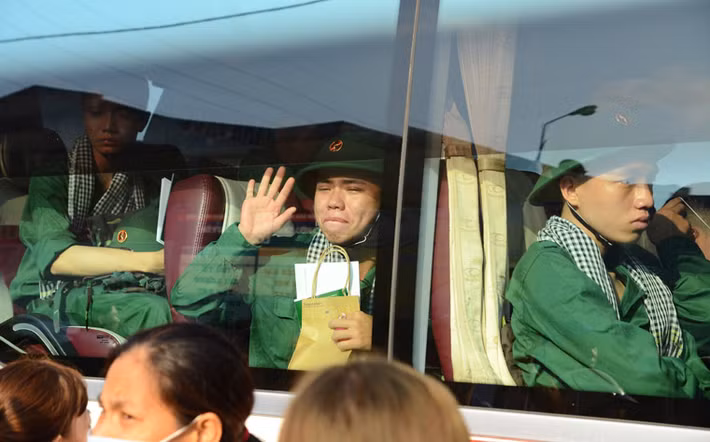 Bà Lan, mẹ của một tân binh, cho biết: "Chưa bao giờ con xa nhà như lần này, chỉ mong 2 năm con trở về trưởng thành, chín chắn hơn".