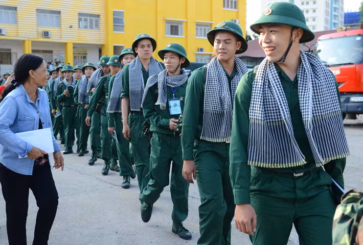 Nụ cười đầy tự hào và hạnh phúc của những chàng trai trong ngày lên đường nhận nhiệm vụ thiêng liêng bảo vệ Tổ quốc.