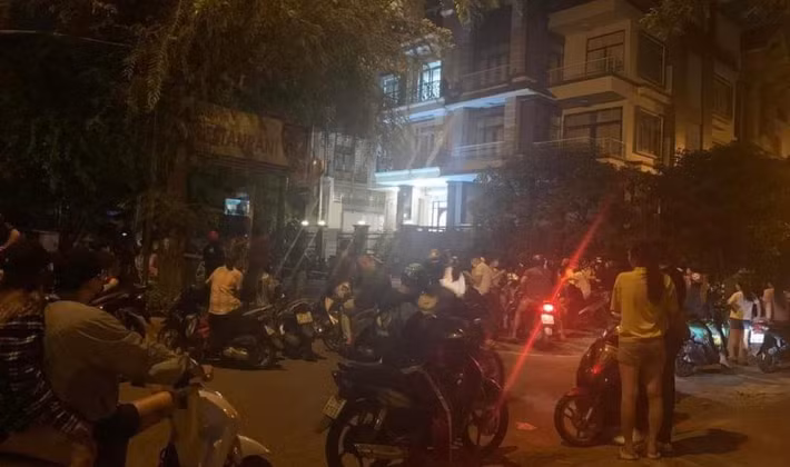 Hàng trăm người hiếu kỳ, cư dân ở KDC Him Lam vây kín hiện trường theo dõi.