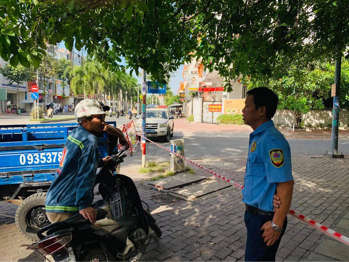 Cơ quan Cảnh sát điều tra Công an TP HCM, phối hợp với Công an quận 7 và các đơn vị nghiệp vụ liên quan vẫn đang có mặt trong căn nhà 4 tầng trên đường số 3 ở KDC này để khám nghiệm, thu thập dấu vết, ghi lời khai nhân chứng để điều tra, làm rõ vụ án thi thể người trong vali.