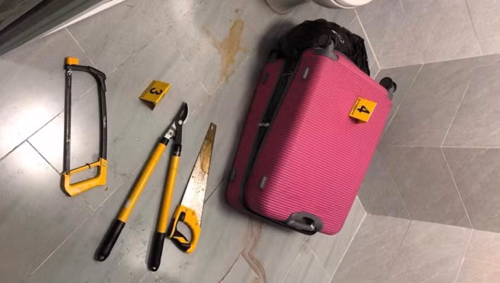 Trước đó khuya 27/11, chủ căn biệt thự 4 tầng trong KDC Him Lam bàng hoàng phát hiện thi thể người nhét trong vali để ở nhà vệ sinh, xung quanh là vết máu, kềm, cưa sắt..