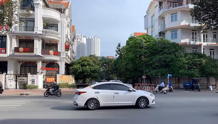 Một phần tuyến đường số 3 trong KDC Him Lam bị phong toả nghiêm ngặt sáng 28/11.