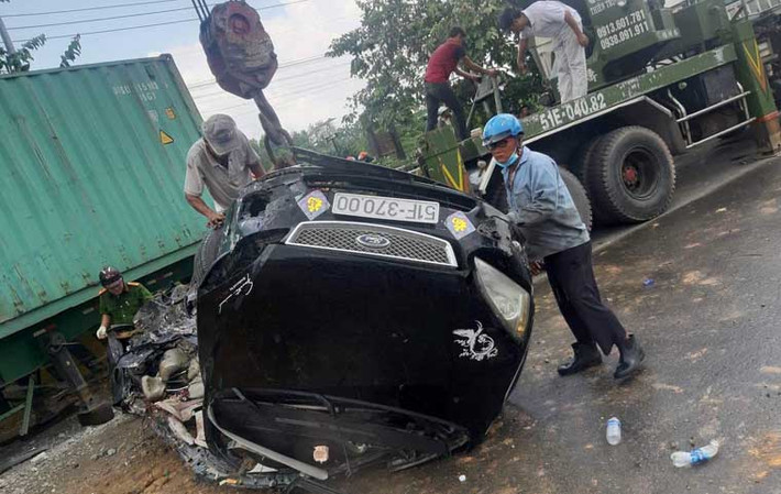 Cơ quan chức năng xác định có tất cả 5 người trong ôtô (tài xế, 2 người nam, 1 phụ nữ và 1 trẻ em). Tất cả đều tử vong.