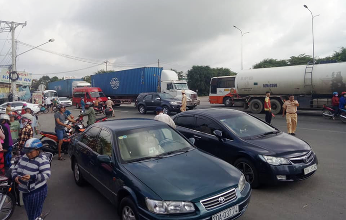 Ngay sau khi tai nạn xảy ra, lực lượng công an, chính quyền địa phương đã nhanh chóng có mặt phong tỏa hiện trường, phân luồng giao thông để giải quyết vụ việc.