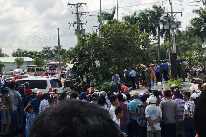 Xe cứu thương được huy động đến đưa thi thể các nạn nhân rời khỏi hiện trường.