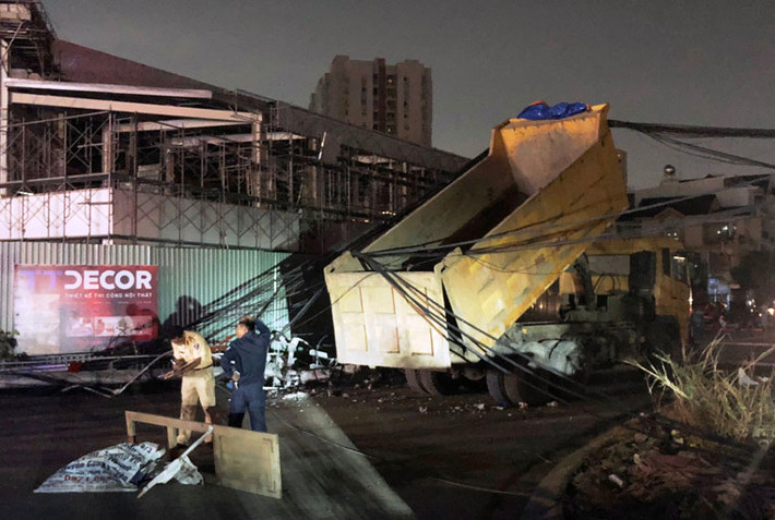 Sự cố khiến trụ điện (phía trên là đường dây điện trung thế) bị kéo ngã gây tiếng nổ kinh hoàng và cả khu vực bị mất điện diện rộng.