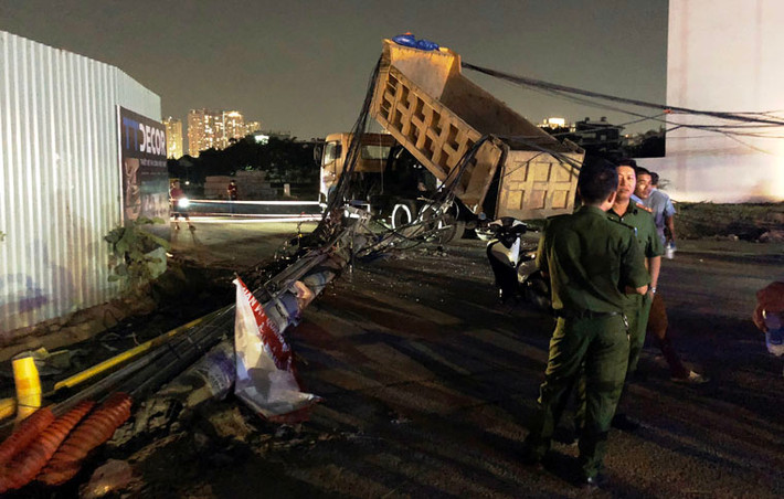 Điện lực Thủ Thiêm cũng kịp thời huy động nhân viên đến hiện trường để khắc phục sự cố nhằm hạn chế thấp nhất việc mất điện gây ảnh hưởng đến sinh hoạt của người dân trong thời tiết nóng bức...