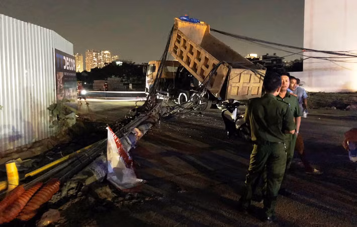 Điện lực Thủ Thiêm cũng kịp thời huy động nhân viên đến hiện trường để khắc phục sự cố nhằm hạn chế thấp nhất việc mất điện gây ảnh hưởng đến sinh hoạt của người dân trong thời tiết nóng bức...