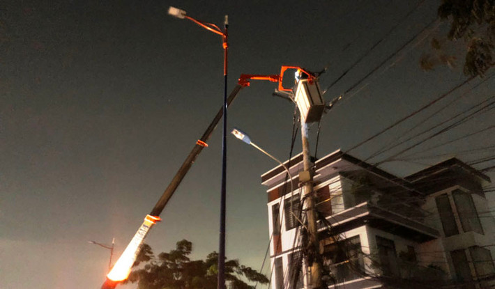 Nhiều nhân viên thuộc các đơn vị viễn thông, truyền hình cáp, internet… cũng đã đến hiện trường để phối hợp xử lý.