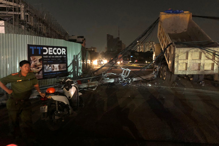 Ngay khi xảy ra vụ việc, lực lượng Công an, bảo vệ dân phố phường An Phú nhanh chóng có mặt phong tỏa hiện trường. Tổ xử lý tai nạn thuộc Đội CSGT Công an quận 2, Thanh tra Giao thông số 5 (Sở GTVT TP HCM) cũng đã có mặt để phối hợp xử lý. 