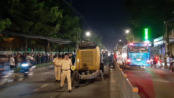 Khi đến đoạn trước số 972 Quang Trung (phường 8, quận Gò Vấp) do chạy nhanh, không làm chủ được tốc độ nên xe này tông vào máy bơm bê tông đang đậu giữa làn đường ô tô để sửa chữa.