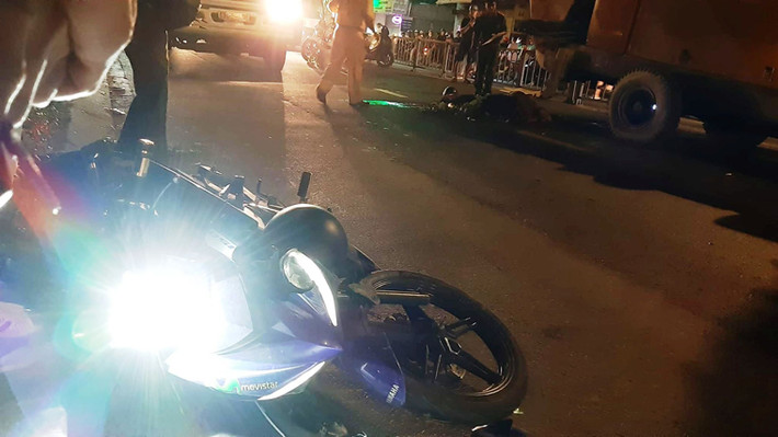 Tại hiện trường xe máy nạn nhân văng vào bên lề đường, còn thi thể 2 thanh niên nằm cạnh nhau sát bên trục má bơm bê tông. Riêng xe tải kéo trục máy bơm bê tông thì đậu bên lề đường cách hiện trường khoảng 20m.