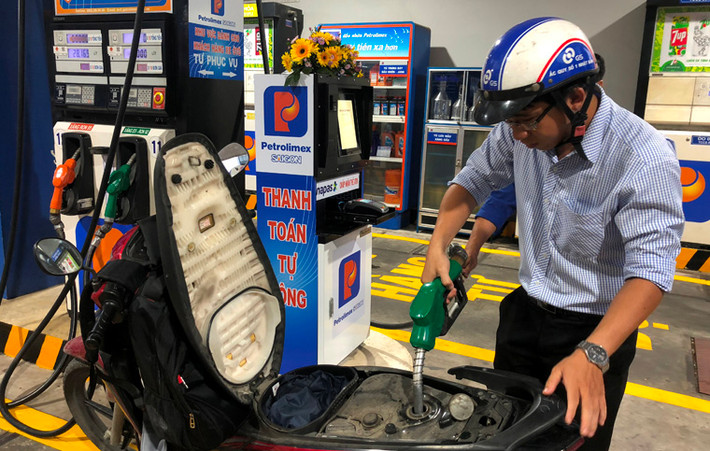Do mới sử dụng nên vẫn còn nhiều khách hàng bỡ ngỡ hơn so với thói quen được nhân viên đổ xăng, thu tiền trực tiếp.