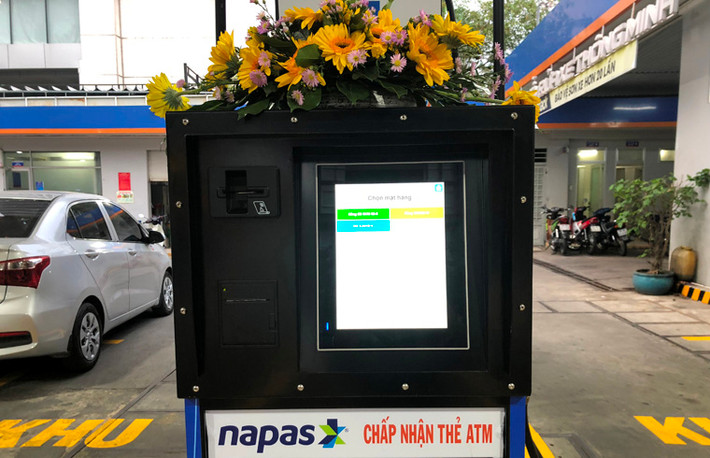 Đại diện các cửa hàng cho biết sau 15 ngày triển khai thí điểm, nhiều khách hàng đã tìm hiểu và tự sử dụng dịch vụ thanh toán tiền tự động này.
