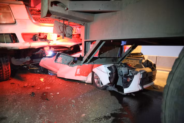 Hãi hùng nhất là chiếc ô tô 4 chỗ bị kẹp chặt giữa các xe tải bẹp dúm. Nhiều người lo lắng cho tính mạng tài xế và những người có mặt trên xe.