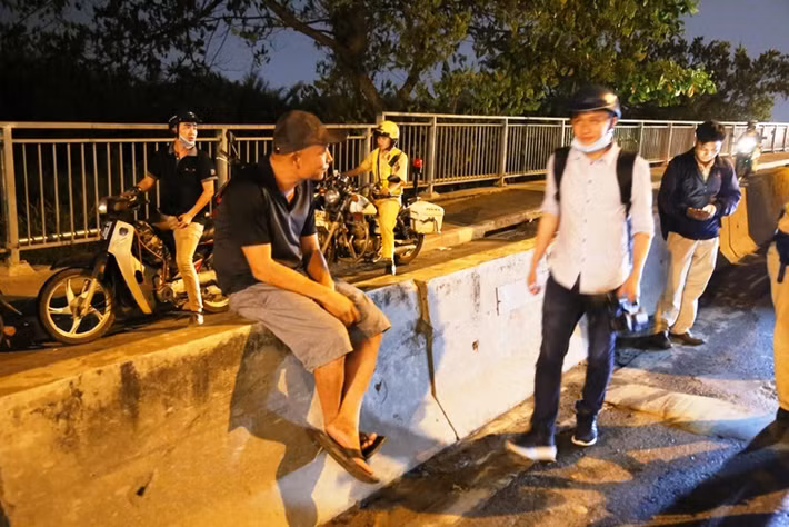 Vô cùng may mắn khi ngay sau đó, tài xế ô tô 4 chỗ (người ngồi) đã thoát nạn bò ra ngoài trong hoảng loạn.