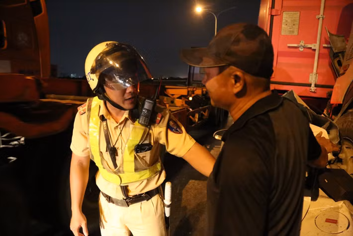 Nhận tin báo, lưc lượng CSGT có mặt phân luồng điều tiết giao thông qua khu vực. 