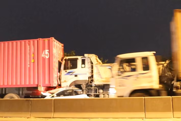 Đến rạng sáng nay (21/12), hiện trường vụ tai nạn cầu Phú Mỹ giữa ô tô 4 chỗ bị container, xe tải đâm nát tại dốc cầu từ quận 2 sang quận 7, TP HCM đã được lực lượng CSGT xử lý xong, giải tỏa các phương tiện gặp nạn.