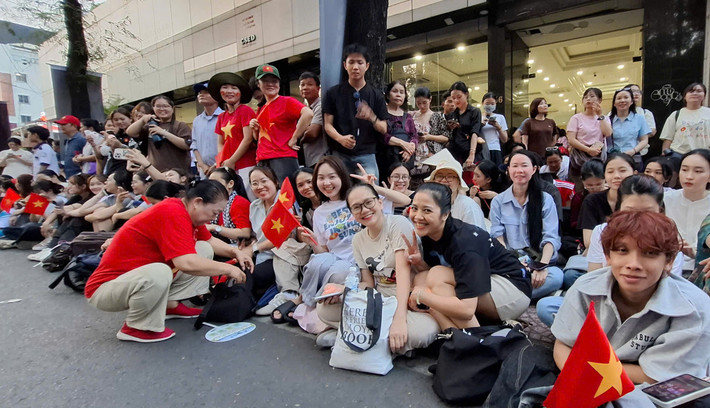 Mọi người đều háo hức mong chờ với nụ cười rạng rỡ và cờ Tổ quốc trên tay