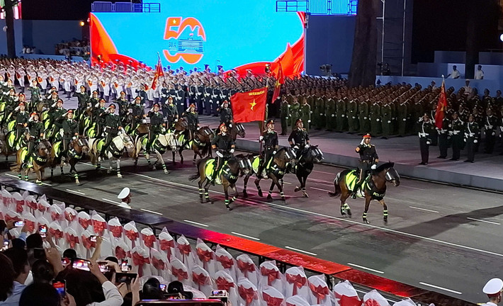 Các đơn vị tham gia diễu binh, diễu hành bắt đầu tiến vào khu vực lễ đài