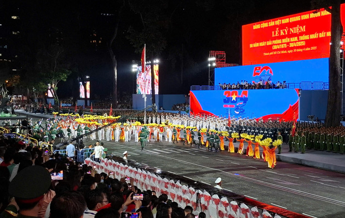 Biểu diễn văn nghệ chào mừng