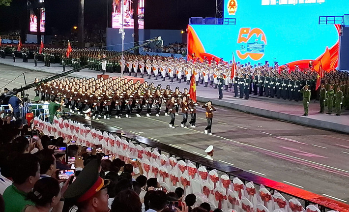 Sau buổi sơ duyệt tối nay, dự kiến sáng 27/4 sẽ diễn ra buổi tổng duyệt cấp Nhà nước, trước khi diễn ra chương trình Lễ kỷ niệm chính thức vào sáng ngày 30/4.