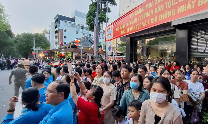 Theo kế hoạch, chương trình sơ duyệt diễn ra trong 120 phút, gồm 2 phần. Phần 1 là các nội dung về nghi thức, nghi lễ của Đảng, Nhà nước bao gồm văn nghệ chào mừng: Múa súng, múa cờ và đồng diễn trống hội. Phần 2 diễn ra trong 75 phút gồm các nội dung diễu binh, diễu hành của 38 khối thuộc lực lượng quân đội, công an, các khối Mặt trận tổ quốc, đoàn thể, quần chúng tham gia... Từ chiều 25/4, người dân đã đổ về kín các ngả đường gần khu vực trung tâm để đón xem chương trình sơ duyệt