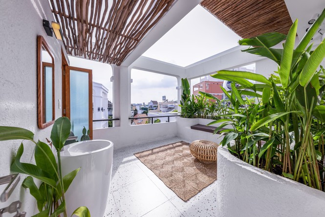 Sân thượng được trồng nhiều cây xanh kết hợp với gam màu trắng tạo cảm giác tươi mát, thoáng đãng.