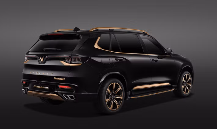 VinFast President sở hữu chiều dài cơ sở dẫn đầu phân khúc, lên tới 3.133 mm cùng động cơ V8 6.2L mạnh mẽ. Với công suất tối đa 420 mã lực, mô-men xoắn cực đại 624 Nm, kết hợp cùng hộp số tự động 8 cấp và hệ dẫn động 4 bánh toàn thời gian, VinFast President có thể tăng tốc từ 0-100 km/h trong 6,8 giây, đạt vận tốc tối đa gần 300 km/h.