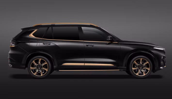 Về ngoại thất, VinFast President có lưới tản nhiệt được thiết kế dạng kim cương, kết hợp với hốc gió cỡ lớn trên nắp capo làm tôn lên vẻ mạnh mẽ cho tổng thể chiếc xe. Các đường gân nổi dọc hai bên thân xe và trên nắp capo không chỉ mang đến sự khỏe khoắn mà còn giúp tối ưu tính khí động học cho xe. VinFast President có tới 18 màu sơn ngoại thất, cùng các chi tiết tạo điểm nhấn có thể lựa chọn phủ màu vàng (Gold), đồng (Copper), xám (Gun Metal) hay bạc (Metallic Silver) trên logo, giá nóc, nẹp cửa, bậc lên xuống, la-zăng hay cản trước, cản sau.