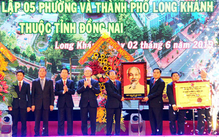 Đồng chí Võ Văn Thưởng trao Nghị quyết của Ủy ban Thường vụ Quốc hội cho lãnh đạo TP Long Khánh và 5 phường mới thành lập; đồng thời trao tặng bức ảnh chân dung Chủ tịch Hồ Chí Minh và lẵng hoa chúc mừng thành phố. 