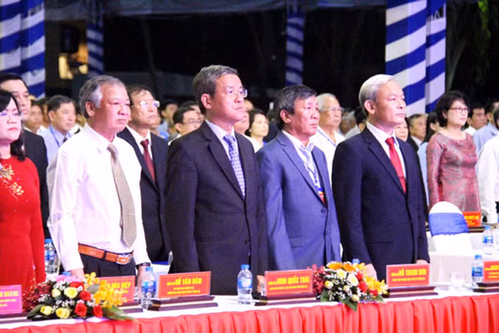 Cùng đến chung vui với cán bộ và nhân dân TP Long Khánh - Đồng Nai còn có lãnh đạo các tỉnh: Bình Phước, Bình Dương, Bà Rịa - Vũng Tàu... 