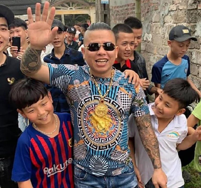 Bên cạnh Khá Bảnh, một nhân vật khác được giới trẻ biết đến chính là "thánh chửi" Dương Minh Tuyền (31 tuổi, Bắc Ninh). Dương Minh Tuyền bất ngờ nổi tiếng vài năm trở lại đây với biệt danh "thánh chửi" vì những clip bình luận về các sự kiện, nhân vật đang gây chú ý bằng lời lẽ thô tục như vụ cô giáo cung Bọ Cạp, chửi hot boy xăm trổ, chửi Manchester City... Các video người này đưa lên mạng đều đầy rẫy những lời văng tục, chửi thề, đe dọa, xúc phạm. Ảnh: FBNV.