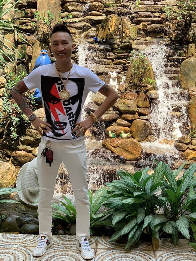 "Giang hồ mạng" này nhiều lần phải đối mặt với công an, bị bắt vì vi phạm pháp luật. Gần đây nhất, Huấn Hoa Hồng thách thức CSGT Sài Gòn với màn để đầu trần chở theo một thanh niên đi xe phân khối lớn và nẹt pô ngay trên phố. Ảnh: FBNV.