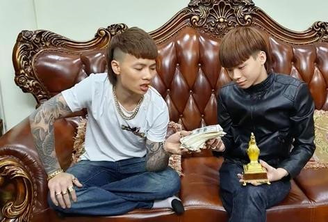 Được nhận xét là người ít nói và điềm đạm, Phạm Tuấn luôn được xuất hiện trong các video ăn chơi, khoe tiền của Khá Bảnh. Sau khi Khá bị bắt, tài khoản mạng xã hội của Phạm Tuấn lập tức bị khoá. Ảnh cắt từ clip.