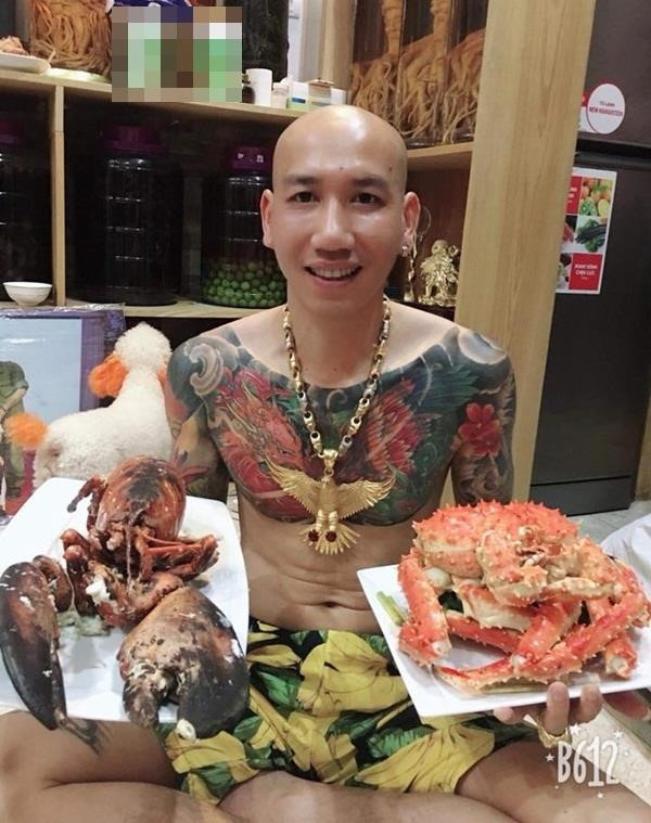 Phú Lê đã có gia đình và sinh sống tại Hà Nội. Phú không phải là gương mặt quá xa lạ với cộng đồng mạng khi Facebook có hơn 110.000 follow. Anh ta từng góp mặt trong bộ phim Người phán xử ngoại truyện, Chạm mặt giang hồ, và ca khúc Đời là thế thôi tự sản xuất, thu hút rất nhiều lượt xem trên YouTube. Ảnh: FBNV.