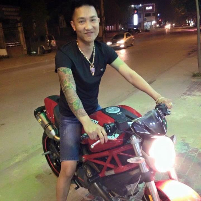 Huấn Hoa Hồng (35 tuổi, Yên Bái) nổi lên với những clip ăn chơi, video thách thức những giang hồ. Trên trang cá nhân, người này cũng thường xuyên khoe giọng hát khi livestream và hiện có hơn 200.000 lượt theo dõi trên Facebook. Trên trang cá nhân, Huấn tự giới thiệu là tổng giám đốc công ty chuyên cho vay - cầm đồ tại Sài Gòn. Các video anh ta đưa lên mạng cũng chủ yếu liên quan tới hoạt động đòi nợ thuê, cho vay nặng lãi, đe dọa người vay tiền bằng các lời lẽ chửi bới, thô tục. Ảnh: FBNV.