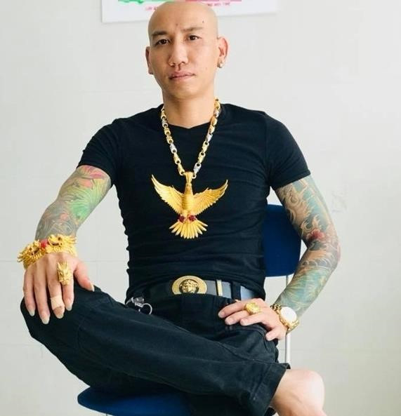 Phú Lê gây chú ý bởi vẻ ngoài khá bặm trợn, hình xăm phủ kín cơ thể, và đặc biệt là số trang sức bằng vàng đeo trên người. Người này từng chia sẻ rằng số vàng anh ta đeo nặng tới 3 kg. Vì vậy, khi xuất hiện trong các clip livestream, Phú thường được giới thiệu là “người đàn ông đeo nhiều vàng nhất Việt Nam”. Ảnh: FBNV.