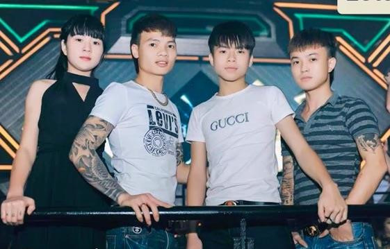 Phạm Tuấn, 18 tuổi (thứ 2 từ bên phải sang) được mệnh danh là "em trai giang hồ" của Khá Bảnh. Tuấn nổi tiếng không kém người anh của mình với hơn 60.000 lượt theo dõi trên mạng xã hội và được biết đến là một hacker. Phạm Tuấn sống chung nhà với Khá Bảnh cùng một vài anh em giang hồ khác. Ảnh cắt từ clip.