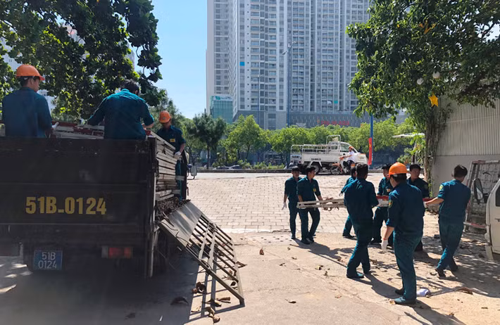 UBND quận 1 đã huy động rất nhiều lực lượng đến trợ giúp người dân trong việc di dời tài sản đưa đến nơi tạm cư là các chung cư mới ở quận 1, quận 4, quận Bình Thạnh... nhằm ổn định cuộc sống trong thời gian kiểm định toàn bộ khu chung cư 518 Võ Văn Kiệt.
