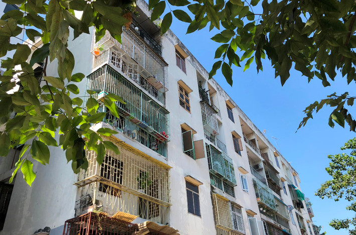 Chung cư 518 Võ Văn Kiệt được xây dựng từ năm 1996 và chính thức đưa vào sử dụng năm 1999. Sau 20 năm, chung cư đang xuống cấp và kết quả mới nhất được Sở Xây dựng TP HCM kiểm đỉnh ghi nhận chung cư này nghiêng 45cm, có thể đổ sập bất cứ lúc nào.