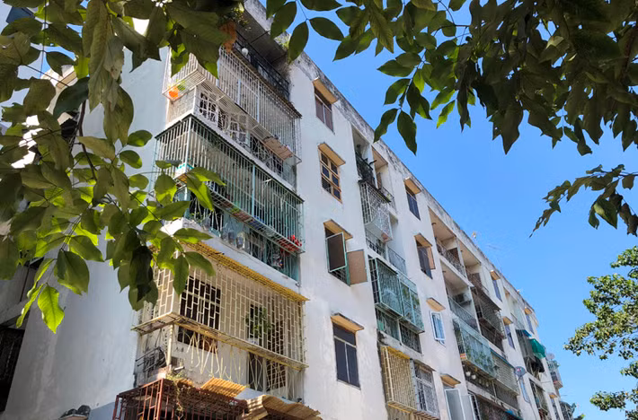 Chung cư 518 Võ Văn Kiệt được xây dựng từ năm 1996 và chính thức đưa vào sử dụng năm 1999. Sau 20 năm, chung cư đang xuống cấp và kết quả mới nhất được Sở Xây dựng TP HCM kiểm đỉnh ghi nhận chung cư này nghiêng 45cm, có thể đổ sập bất cứ lúc nào.