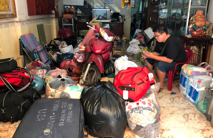 Người dân chung cư tất bật thu dọn tài sản để di dời.